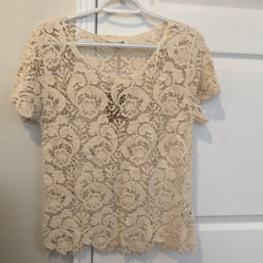 Beautiful lace top, pairs well with a pair of jeans